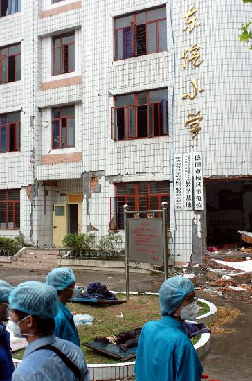 图文安放遇难者遗体的绵竹市汉旺镇东汽小学