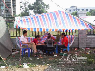 组图:成都街头的简易地震棚