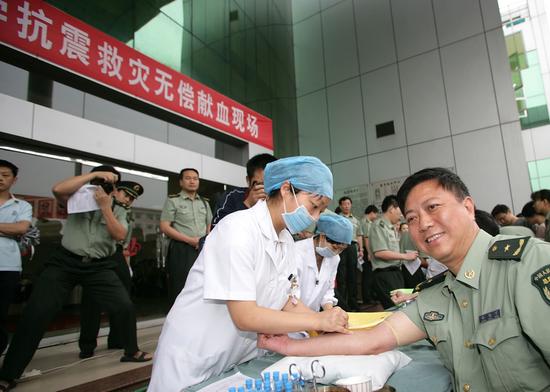 组图:重庆第三军医大学教职员工为灾区献血