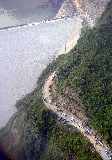 图片 四川汶川强烈地震专题 正文    都江堰至汶川公路是这次抗震救灾