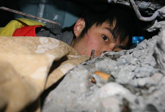 图文:搜救人员在北川交通局大楼废墟内发现幸
