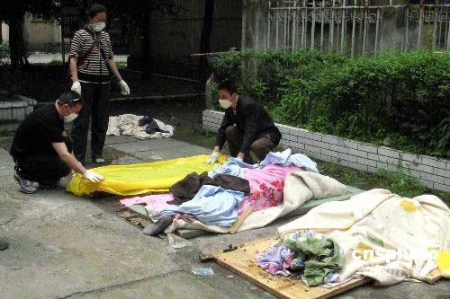 图文：都江堰灾民为遇难亲属举行葬礼