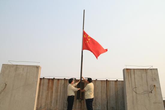 图文:河北邢台降半旗哀悼地震遇难同胞