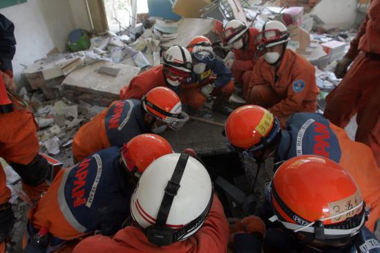 图文:日本救援人员继续在北川中学进行搜救