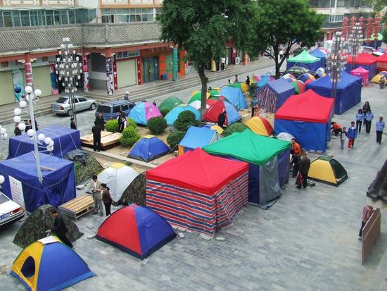 图文:甘肃天水市民在户外帐篷中避震