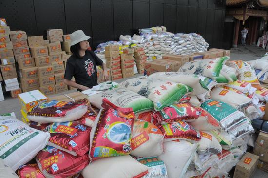 图文:北京市民在二环路边捐助大米