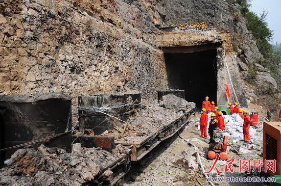 救援列车将最后一节事故受损车辆拖出宝成铁路109隧道