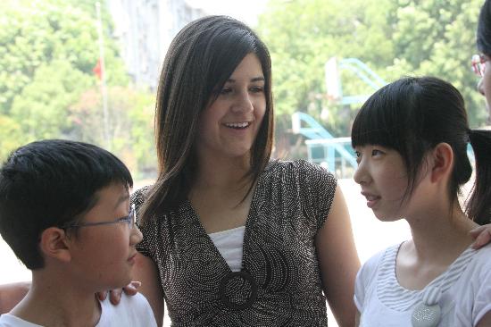 图文:武汉大学附中外教与两名灾区孩子交谈