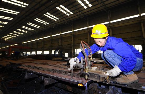 图文:工人在中冶成工钢构厂车间加紧生产