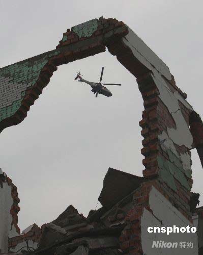 图文:中国空军直升飞机频繁出动进行空中救援