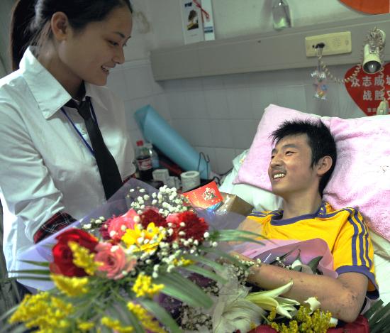图文:一位重庆中学生为廖波献上鲜花