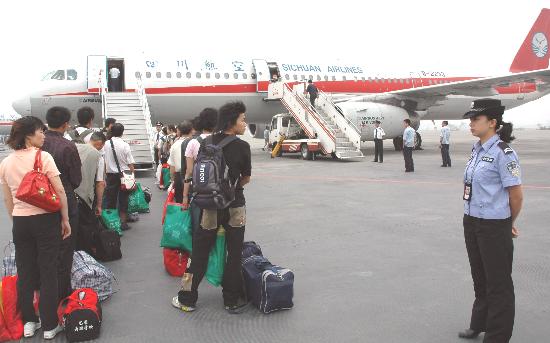 图文:四川机场警察在护送地震伤员和家属登机