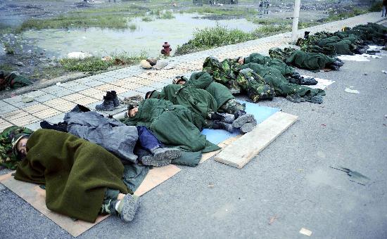 图文:救灾的解放军战士在马路上酣睡