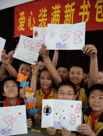 图文:学生在展示写给灾区孩子的祝福卡