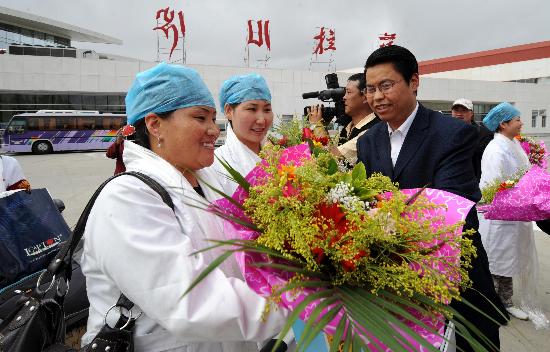 图文:西藏阜康医院医护人员接受献上的鲜花