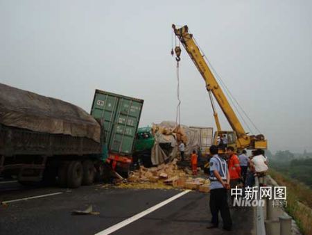 浙江甬金高速7车追尾3人死亡4人受伤(组图)