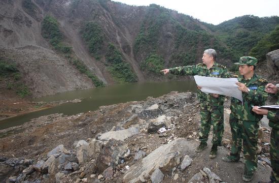 图文:成都军区副司令员范晓光介绍情况