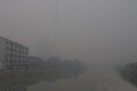 组图:江苏建湖农村焚烧秸秆浓烟袭扰考场