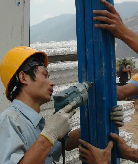 图文:各地援建陇南灾区的活动板房在紧张安装
