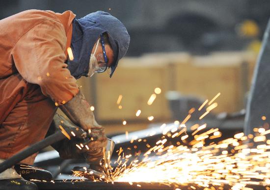 图文:绵竹一家制造企业的工人在进行电焊作业