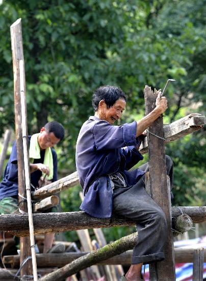 图文:映秀镇渔子溪村村民在搭建木屋