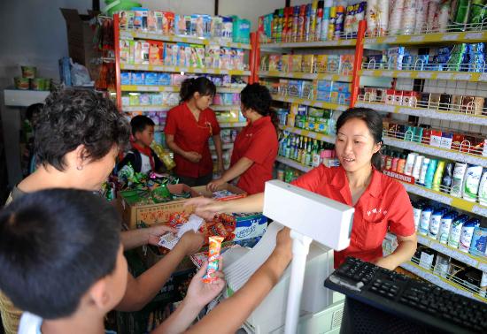 图文:群众在红旗连锁平价超市购买日用品