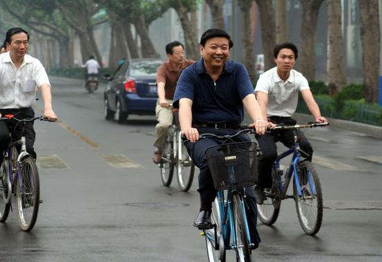 组图：山东省长带头骑自行车体验能源短缺