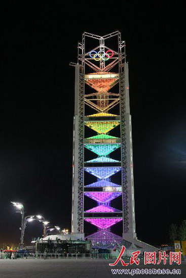 图文:夜色中的玲珑塔与鸟巢和水立方竞争辉