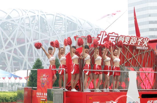 组图：北京奥运圣火传递花车亮相