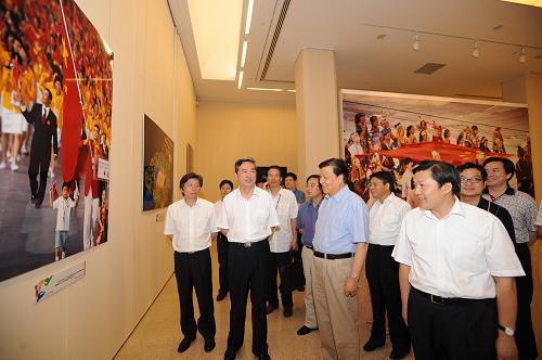 刘云山参观北京奥运会大型新闻图片展(组图)