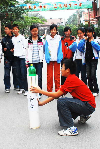 图文:学生在发射自己组装的简易火箭