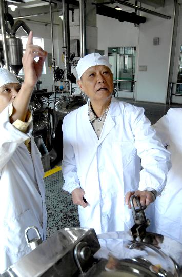 图文:冯根生在现代化中药生产车间了解生产情况