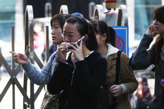 图文:上海商学院学生在校门口焦急地打电话