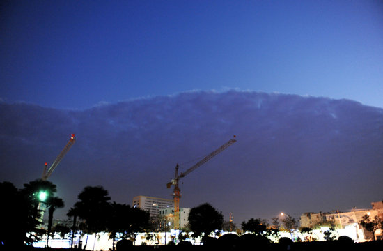 组图：合肥城市上空出现奇特云景