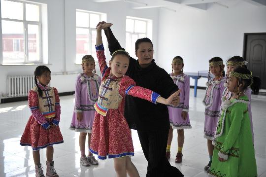 图文:少年宫老师在辅导少数民族孩子学习舞蹈