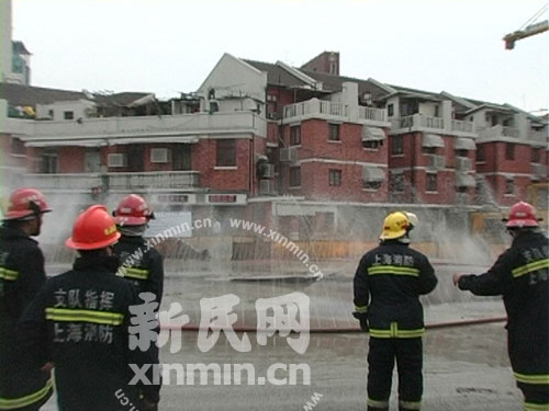 上海发生煤气管道泄漏事故引发大火(组图)