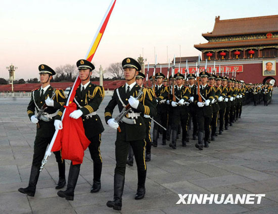 组图:逾万人观看天安门新年升旗仪式