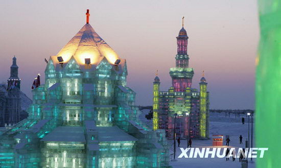 组图：彩灯特技亮相哈尔滨冰雪大世界