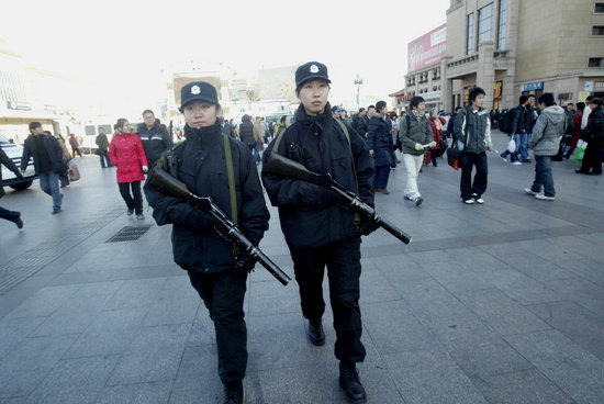 组图：北京女特警首次在火车站持枪上岗