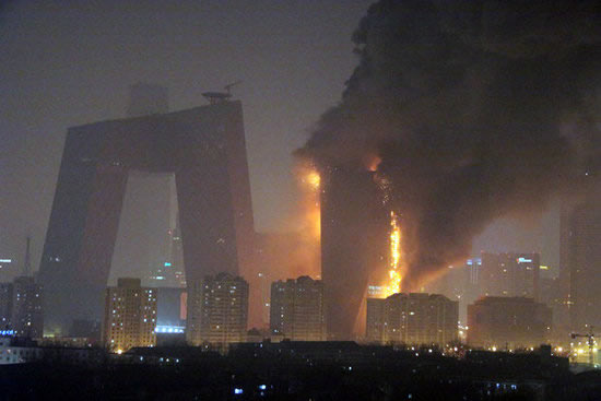 组图:中央电视台新大楼北配楼发生火灾