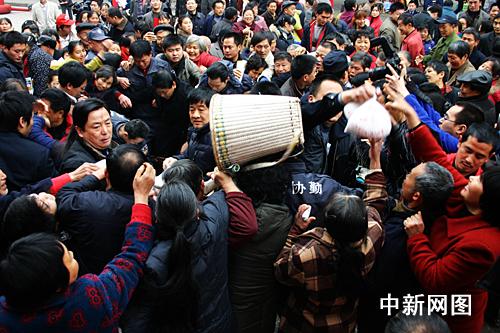 重庆商家派送化肥遭人群围挤哄抢(组图)