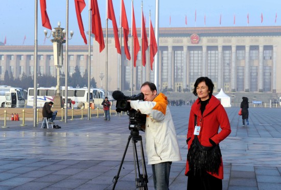 图文:两位外国记者在北京天安门广场采访