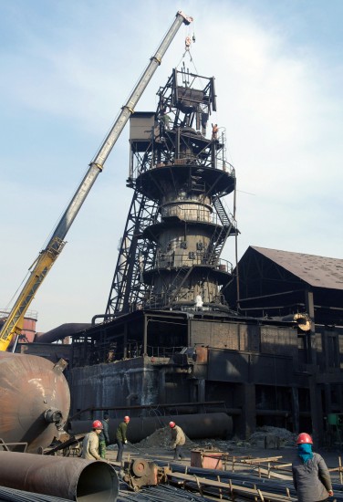 图文:河北邢台一座高炉设施被拆除