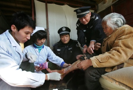 图文:福州晋安分局民警自费为老人治病