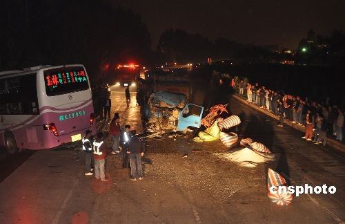 组图:广西玉林发生三车相撞事故多人受伤