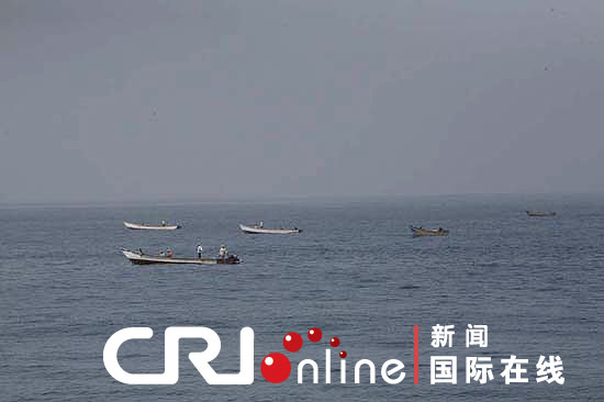 组图:可疑海盗船袭击中国商船遭千只海豚阻拦