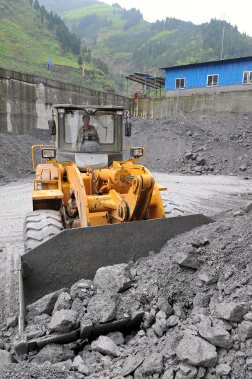 图文:清平磷矿的工人在清理磷矿石