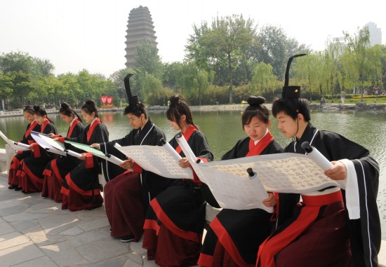 图文:#(教育)(1)西安中学生仿古冠笄之礼纪念