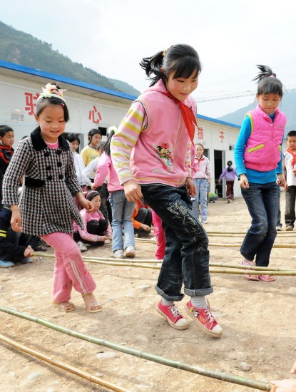 图文:青川县马鹿小学的孩子们在课间游戏