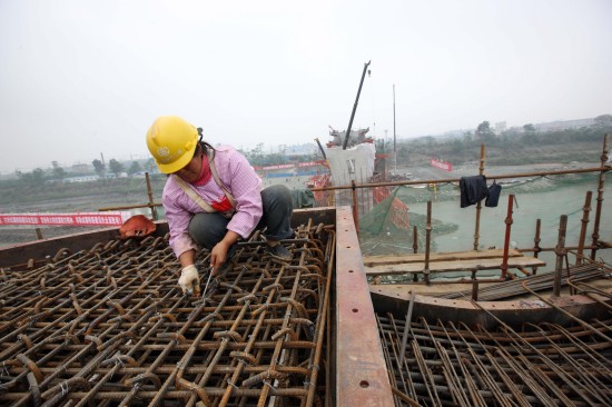 图文:一位女工在成灌铁路建设工地绑扎钢筋_新闻中心_新浪网